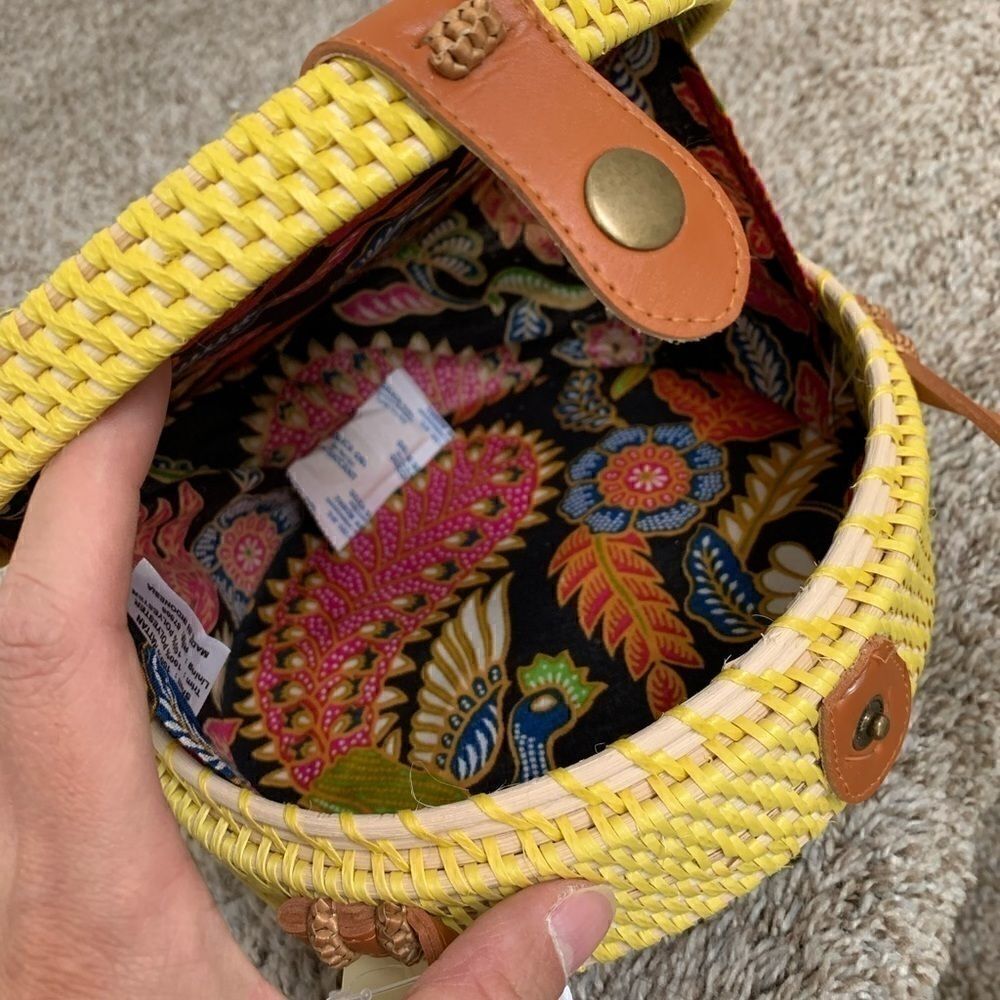 Collection 18 Hand-Crafted round Crossbody. - Picture 10 of 13